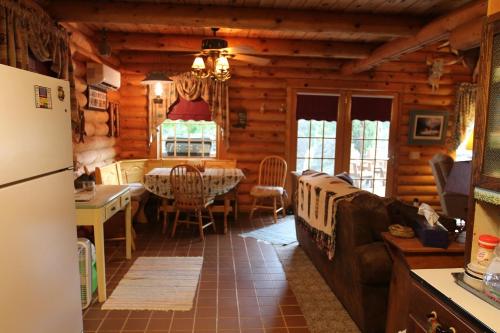 una cucina e una sala da pranzo di una baita di tronchi di Carries Cabin a Harpers Ferry
