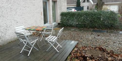 einen Tisch und Stühle auf einer Terrasse in der Unterkunft colmar in Horbourg