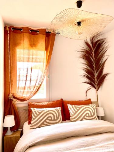 a bedroom with a bed and a window at L'Escapade Bohème in La Grande-Motte