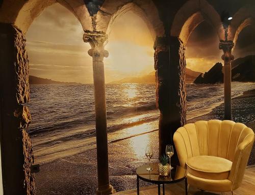 スプリトにあるSplit Luxury Oasisの椅子付きの客室で、海の景色を望めます。