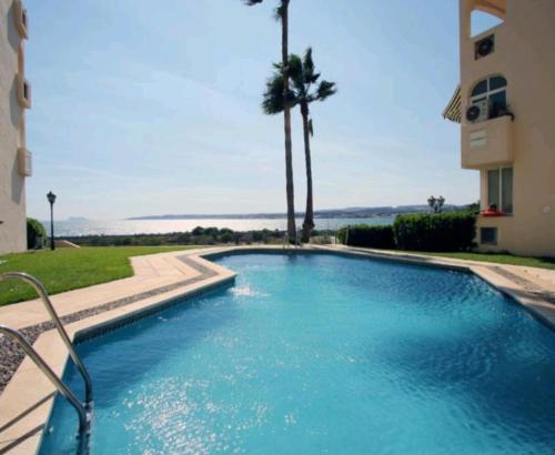 Bazén v ubytování Estepona port beachside apartment - Marina Bay nebo v jeho okolí