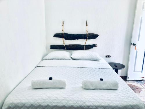 1 dormitorio con 1 cama con 2 almohadas en Casa Mama Fanti, en Esquipulas