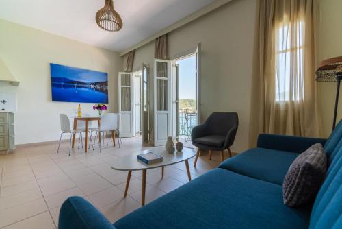 TV a/nebo společenská místnost v ubytování Hotel Omirikon