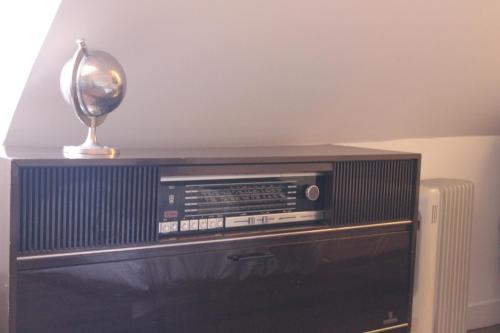 an old radio sitting on top of a tv at Party Zone in Lisbon