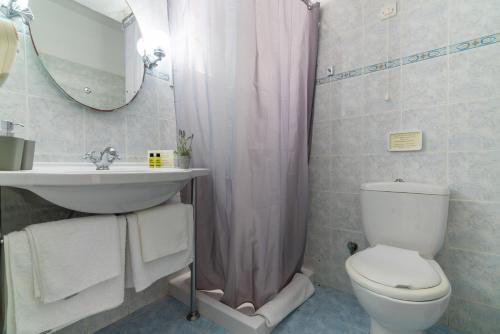 Kylpyhuone majoituspaikassa Hotel Omirikon