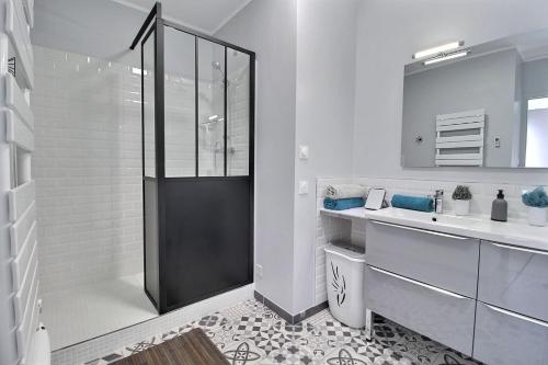 布爾日的住宿－ÉPIPAPU Appartement 57 M2 - Parking privé - Loggia -，带淋浴和盥洗盆的白色浴室