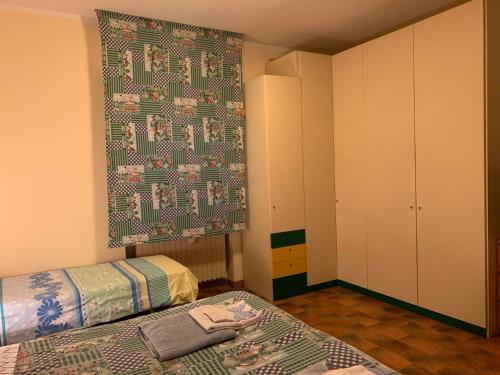 ein kleines Schlafzimmer mit 2 Betten und einer Tapete in der Unterkunft A casa di Bea sulla Francigena in San Miniato