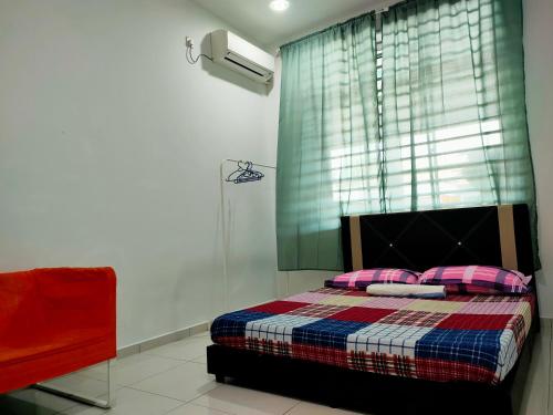 Una cama o camas en una habitación de TheREHAT Homestay Kijal Terengganu