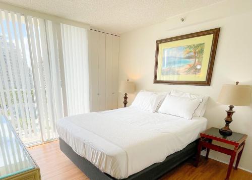 Postel nebo postele na pokoji v ubytování Pacific Monarch 1003 condo