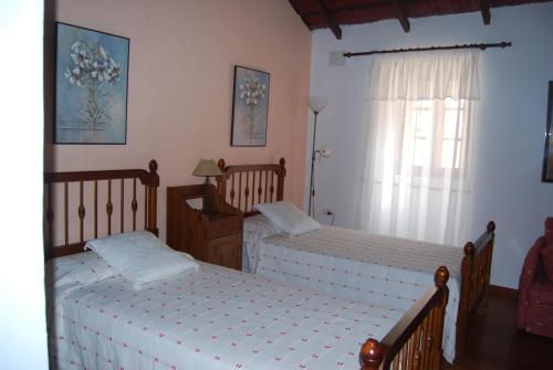 バルベルデにあるHoliday home Doña Lolaのベッドルーム1室(ベッド2台、窓付)