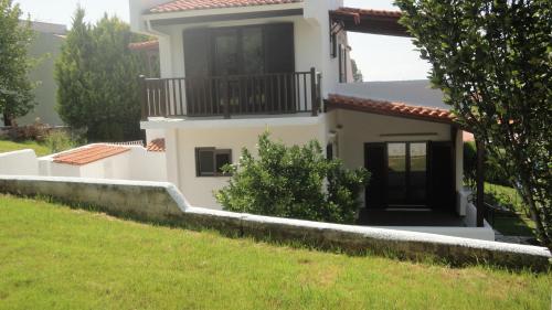 una vista de la casa desde el patio en Casa De Vacacion, en Gerakini