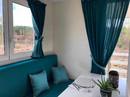 une salle à manger avec une table et une fenêtre dans l'établissement gite mobil landes, à Mano