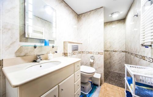 Bathroom sa Cozy Apartment In Vinars With Wifi