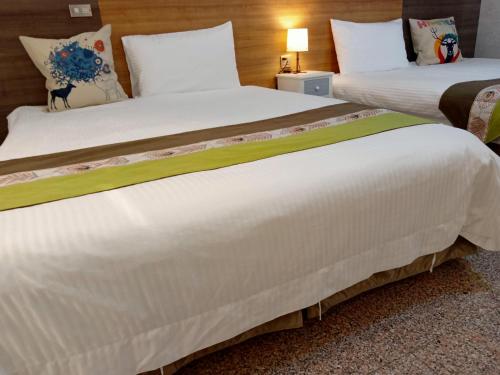 Una cama o camas en una habitación de Lu-Kang Traveler Inns
