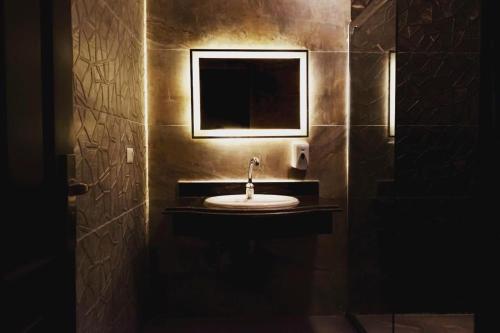 بهجة بالاس 1 للشقق السكنية في الغردقة: حمام مع حوض ومرآة