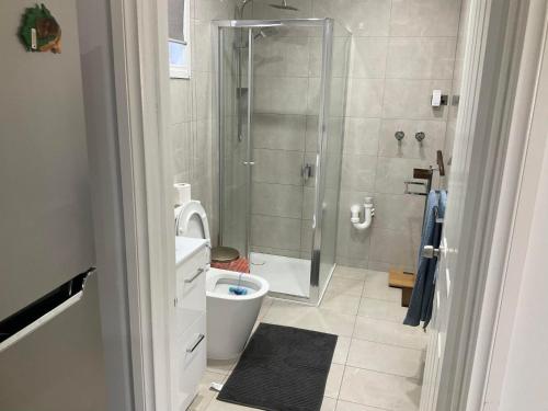 Bathroom sa Oakleigh Private unit