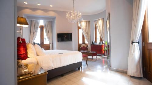 A bed or beds in a room at La Concordia - Boutique Hotel