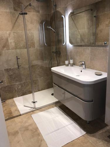 une salle de bain avec un lavabo et une douche dans l'établissement Green village, à Roquebrune-sur Argens