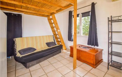 - un salon avec un canapé et une échelle dans l'établissement Awesome Home In Ghisonaccia With Wifi, à Ghisonaccia