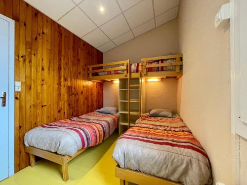 2 beliches num quarto com paredes de madeira em Gîte Cayres, 2 pièces, 5 personnes - FR-1-582-340 em Cayres