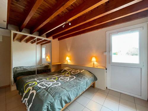 sypialnia z łóżkiem i dużym oknem w obiekcie Gîte Cayres, 3 pièces, 7 personnes - FR-1-582-342 w mieście Cayres