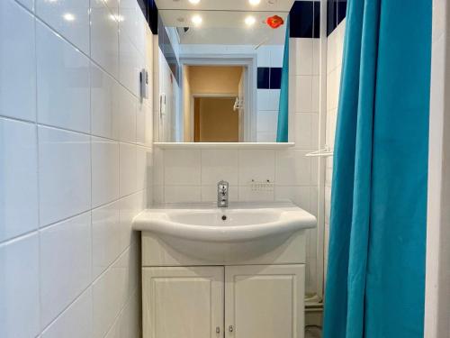 y baño con lavabo blanco y espejo. en Gîte Cayres, 3 pièces, 7 personnes - FR-1-582-342, en Cayres