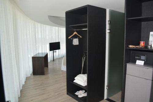 armadio nero in una stanza con cucina di Don Hotel a Punta del Este