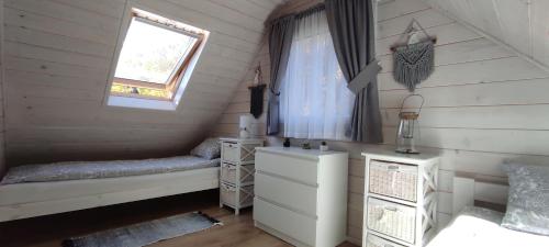 ZachełmieにあるDomek w Karkonoszachのベッドルーム1室(ベッド2台、窓付)