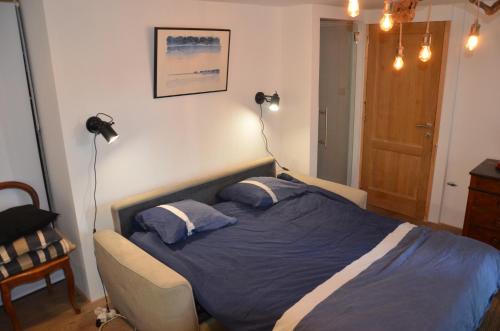 1 dormitorio con 1 cama con 2 almohadas en La cave au chat'pitre / l'étable, en Villers-le-Bouillet
