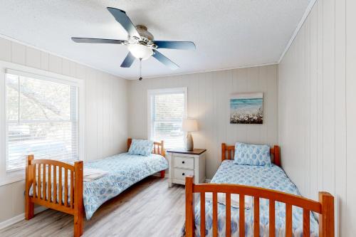 Llit o llits en una habitació de Sandy Feet Retreat KDH127