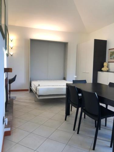 1 dormitorio con 1 cama, mesa y sillas en Villino con piscina en Terni