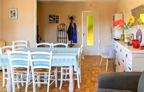 une cuisine et une salle à manger avec une table et des chaises dans l'établissement 3 Bedroom Gorgeous Home In Gargas, à Gargas