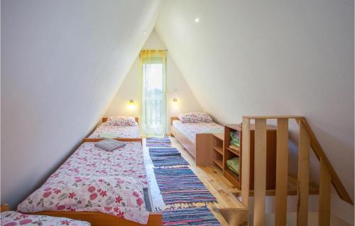 En eller flere senge i et værelse på Amazing Home In Opatovac With Wifi