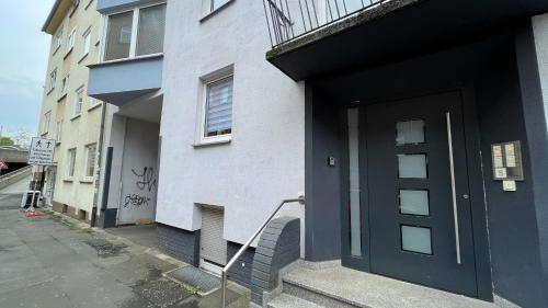 a black door on a white building with graffiti at Charaktervolle Whg. mitten in Kassel inkl.Parkplatz in Kassel