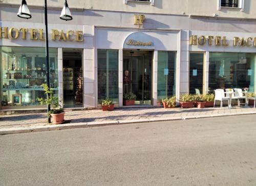 - un bâtiment donnant sur l'hôtel sur le côté d'une rue dans l'établissement HOTEL PACE, à San Giovanni Rotondo