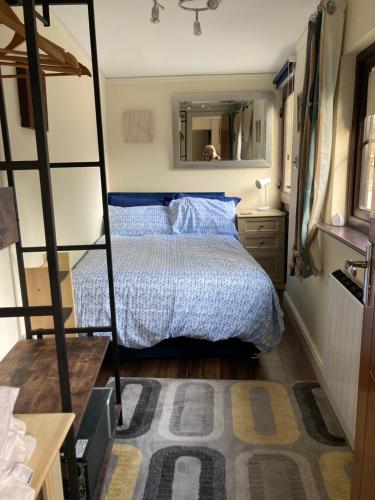 ein Schlafzimmer mit einem Etagenbett und einem Spiegel in der Unterkunft 2 bedrooms Bell Cottage in Hoddesdon