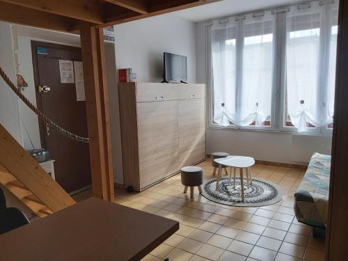 Elle comprend un petit salon doté d'un canapé et d'une télévision. dans l'établissement Studio 2 à 4 personnes avec garage privé, à Le Mont-Dore