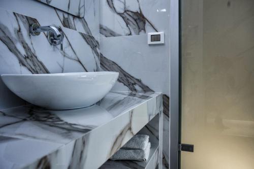 Ένα μπάνιο στο Villa Galaxy Santorini