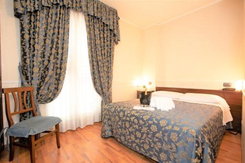 Postel nebo postele na pokoji v ubytování Hotel Arcobaleno Siena