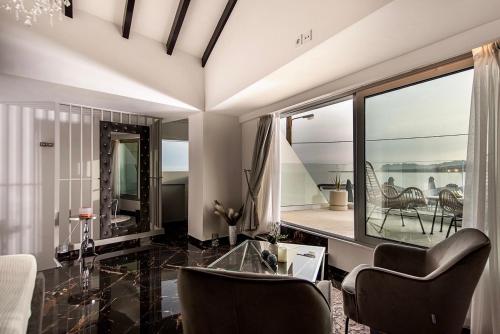 un soggiorno con tavolo e sedie in vetro di Mare suites 1 a Chania