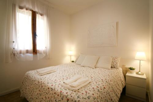 um quarto com uma cama com duas toalhas em PIETRASANTA-VERSILIA - Delizioso Cottage al mare em Pietrasanta