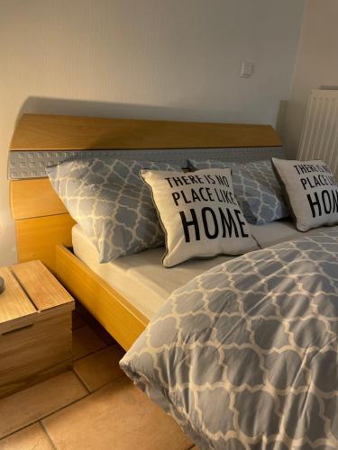 Postel nebo postele na pokoji v ubytování Gezellige Studio 1 slaapkamer, 3pers,strand,zee 50m