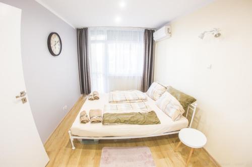 ein weißes Bett in einem Zimmer mit Fenster in der Unterkunft Blue Mare Hebe Apartament in Łukęcin