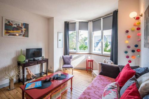un salon avec un canapé et une table dans l'établissement Sables d'or Bel Appartement 300 m de la plage, à Fréhel