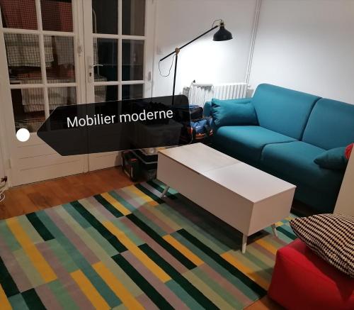 a living room with a couch and a coffee table at Studio cosy aux portes de Bordeaux et Saint Emilion in Yvrac