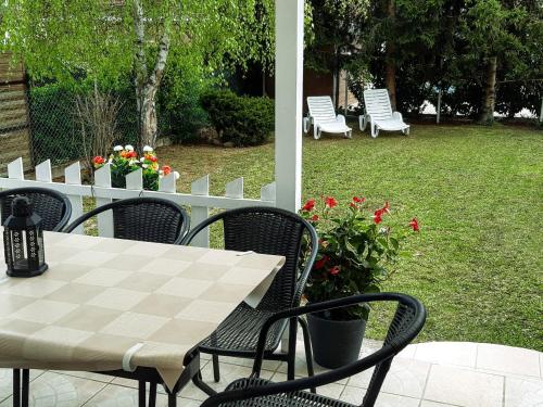 stół i krzesła na patio z dziedzińcem w obiekcie Holiday Home Balatonszárszó w mieście Balatonszárszó