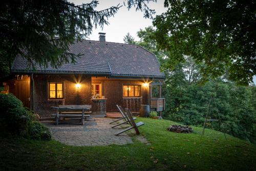 a small house with a picnic table in front of it at Chalet Abnona in Wieden