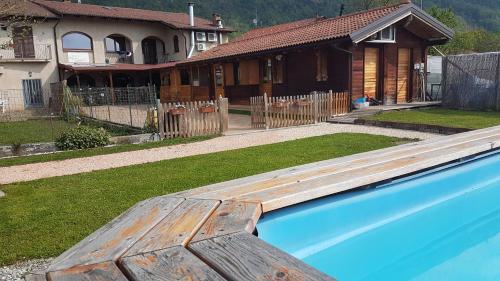 ein Haus mit einem Swimmingpool vor dem Haus in der Unterkunft Locanda Dl'Angel in Villar San Costanzo
