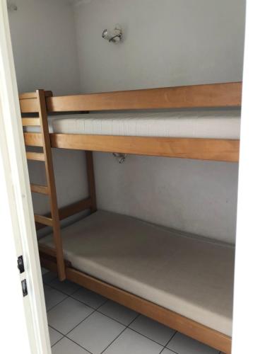 Cette chambre offre une vue sur un lit superposé. dans l'établissement aqualand sopraland, au Cap d'Agde