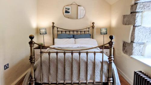 Un pat sau paturi într-o cameră la The Hideaway